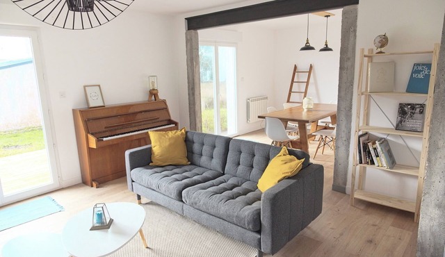 Large, bright, quiet house with piano and sunny enclosed garden.