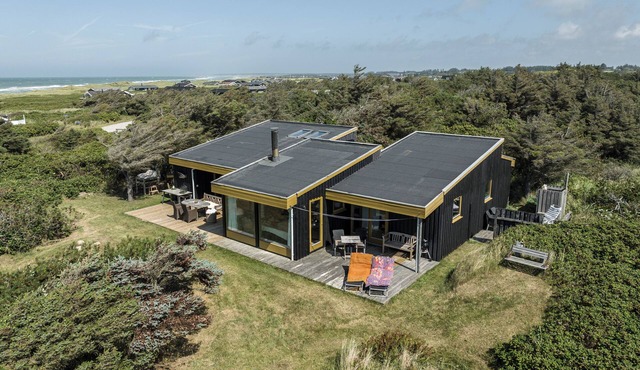 Large bright summerhouse in a tranquil area with sea view and close to the ocean