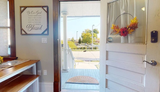 Large bungalow in heart of Newbo. Pets welcome. ADA friendly - Excellent Location