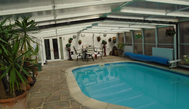 large bungalow near harrogate with hot tub and pool