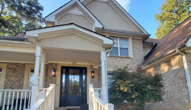 Large but cozy designer 4-bedroom house with WiFi & AC in fabulous Douglasville