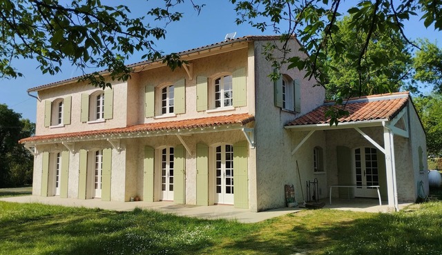 Large chic country-style house, near Royan, swimming pool, quiet location, large grounds.