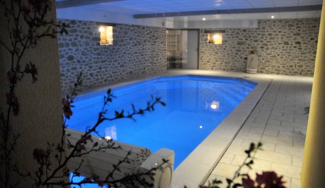 LARGE CAPACITY WELL-BEING GITE 15 PERS, 29° HEATED INDOOR SWIMMING POOL