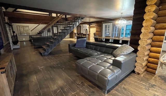 Large cabin at Crooked Lake. Perfect for large gatherings. Pet friendly.