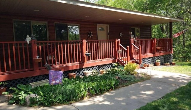Large cabin close to Crosslake tucked away in the woods