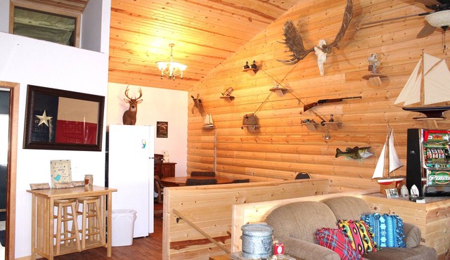 Large cabin for reunions , family gatherings or duck hunting