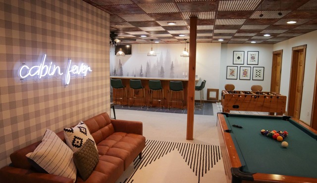 Large Cabin- Game Room/Pool Table/Arcades/Hot Tub