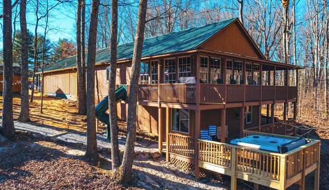 Large cabin-Game Room,Hot tub,Kid Friendly