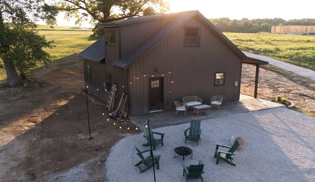 Large Cabin near Dam Entrance with Fiber Internet