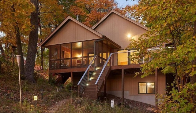 Large Cabin on Lake Sylvia with Tiki Hut