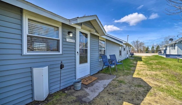 Large Cabin: Steps to the Lake! PET FRIENDLY!