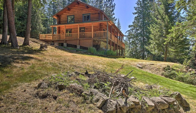 Large Cabin w/Fire Pit + Grill on 34 Acres!