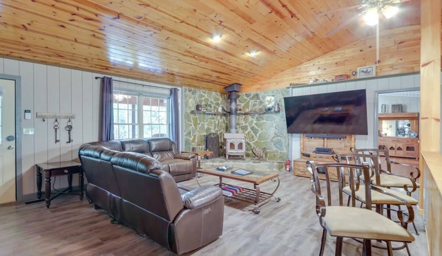 Large Cabin w/Hot Tub, Game Room & Fire Pit! 15 min from Helen. Pet Friendly