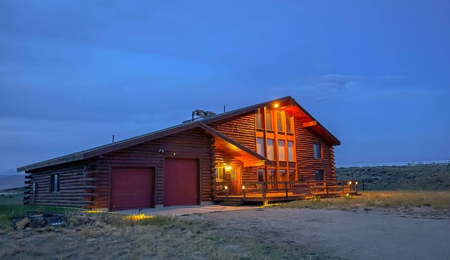 Large cabin with amazing views, mountains, sunsets, and wildlife.n