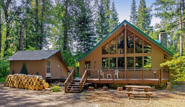 Large cabin with fast WiFi & outdoor dining area - direct access to Yakima River