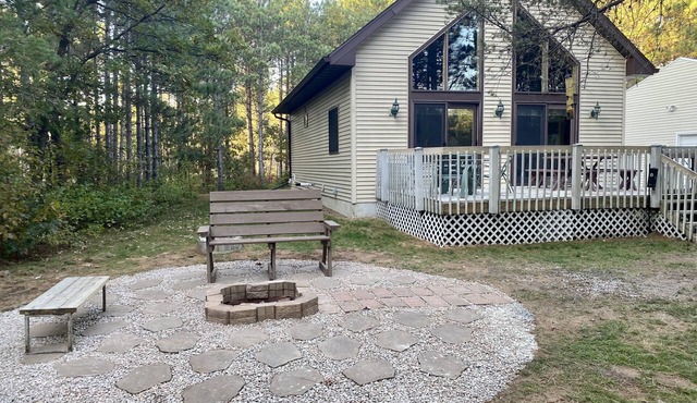 Large Cabin with WiFi - Sleeps 15. Great Location: near Castle Rock + WI Dells