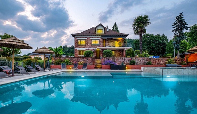 large capacity cottage with heated infinity pool and Jacuzzi