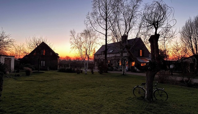 Large-capacity cottage in Normandy! Peaceful yet close to everyth. Dogs welcome.