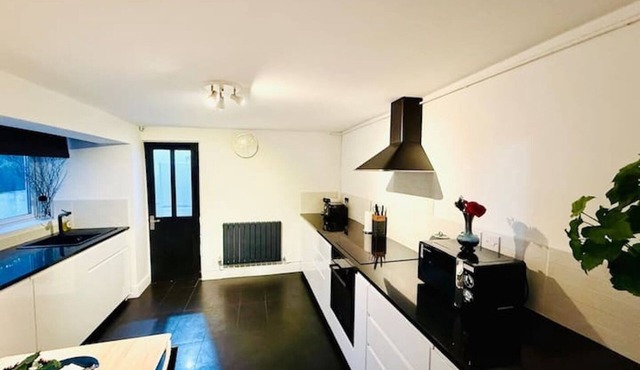 Large Cardiff House + Free Parking, Near City Centre