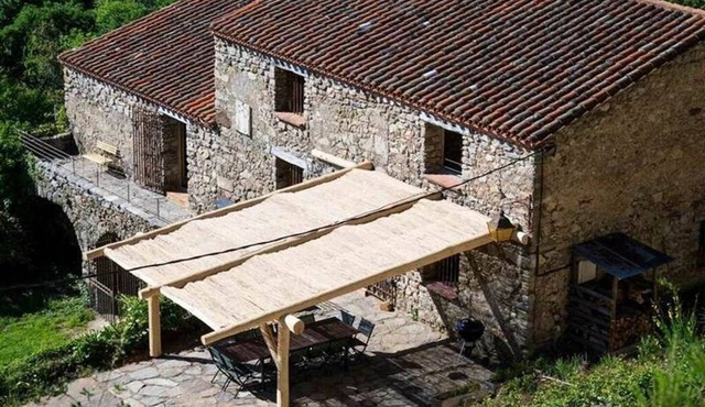 Large Catalan farmhouse in nature with swimming pool, peace and mountain views