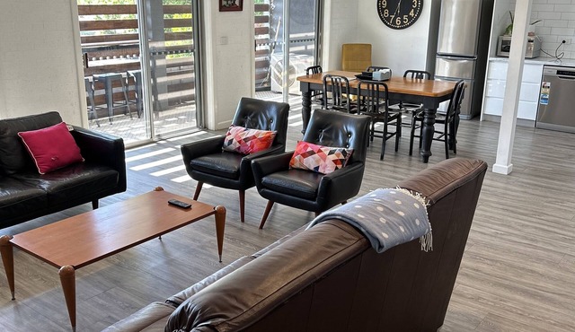 Large CBD Apartment Dubbo- Sleeps 7 with 2 Bathrooms