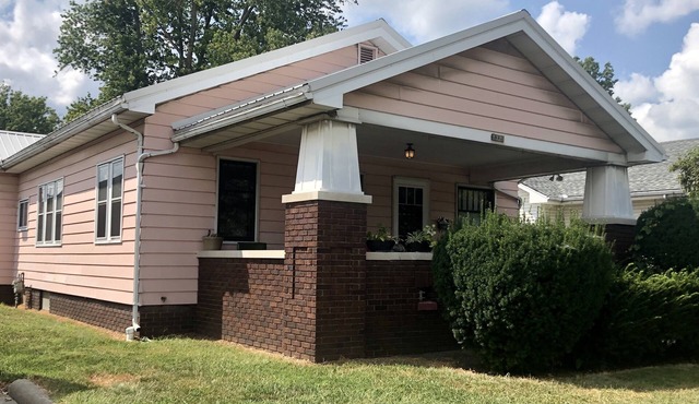 Large Central Bungalow, 3 Kings, 2 Queens, 1 Ba, Garage, Porch, W/D+BBQ, Pets OK