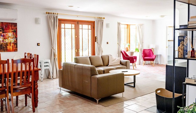 Large & central! Indoor pool. Pets welcome. Orange NSW