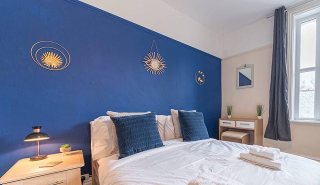 Large, centrally located, 5 bedroom house - all en-suite