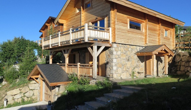 LARGE CHALET, WITH MAGNIFICENT VIEWS OF THE PYRENEES, IN A RESIDENTIAL AREA.