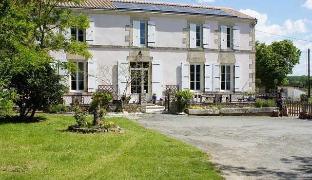 Large charming Charentais house, swimming pool, sleeps 11 12 max