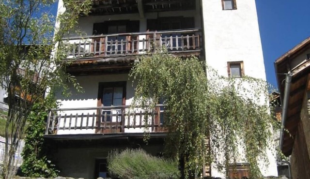 Large picturesque house with garden. Max 12 p.