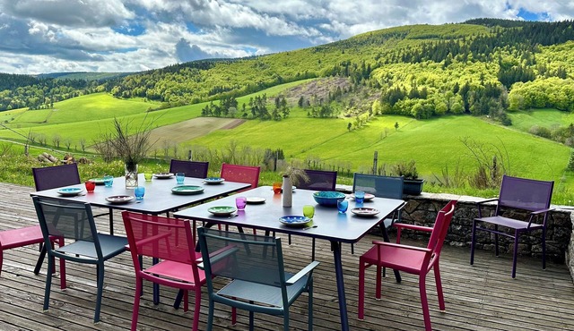 Large chalet with wooded grounds and private tennis court - spectacular panoramic view