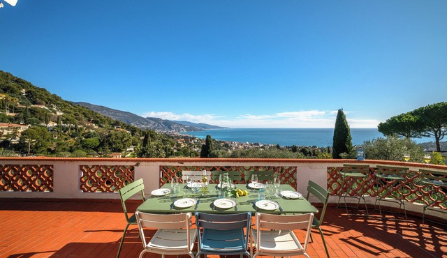 Large charming villa with sea view, near Monaco with garden and parking space