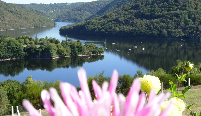 Large chalet with jacuzzi and lake view
