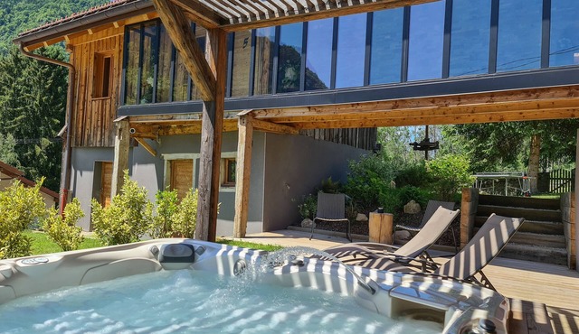 Large chalet with Jacuzzi, Billiards, Sauna, Hammam - 12 people max.