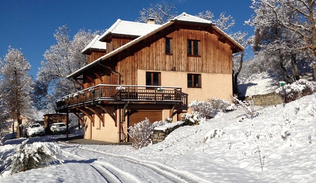 Large chalet between lake and mountain