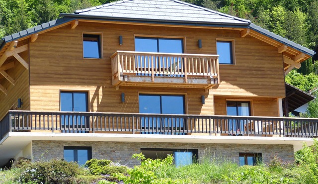 Large chalet with lake view & paragliding