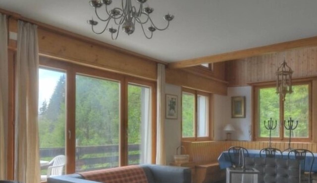 Large chalet (max. 15 pers.) located near the centre, with 7 bedrooms (6x2 single beds, 1x bunk bed,