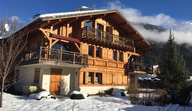 Large Chalet with garden, 5 bedrooms, mountain view, near Samoens center