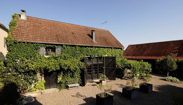 Large charming cottage * 9 ha landscaped park with swimming pool, tennis court and fishing facilities