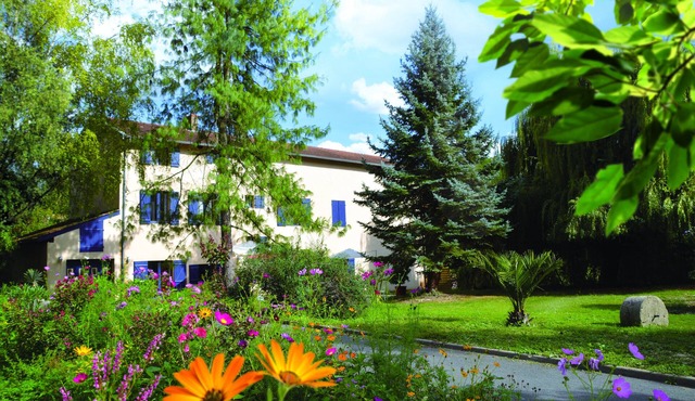 Large character house for 14 people with swimming pool, terraces and garden.