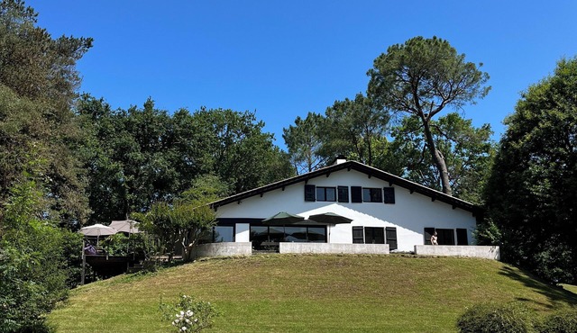 Large character house, exceptional view of the Rhune, 1 hectare, swimming pool