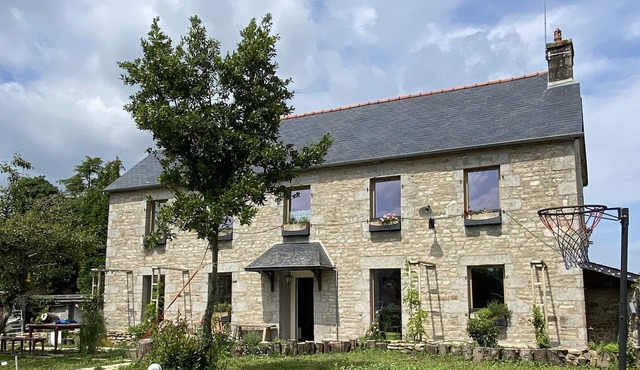 Large character house (4-11 people)