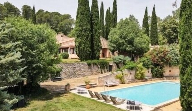 Large character villa for 8 to 16 people