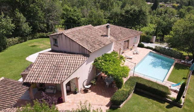 Large charming property in a haven of greenery!