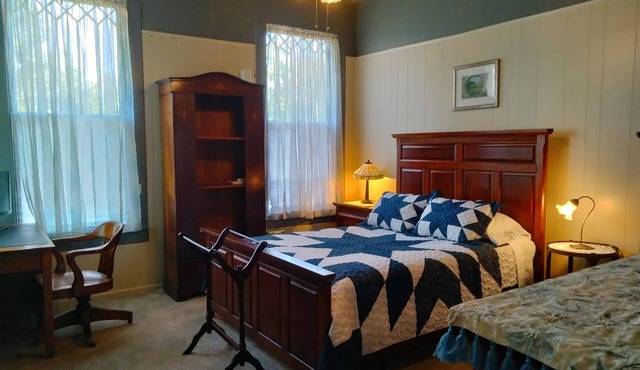 Large, charming 2-bedroom apartment with modern amenities within a historic home