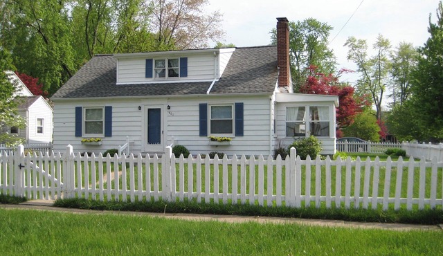 Large Charming 4 Bed 2 Bath Lake Erie House 30 Day to 12 Month Rental