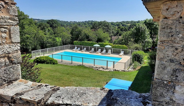 Large, charming gîte. Authentic Quercy house with swimming pool