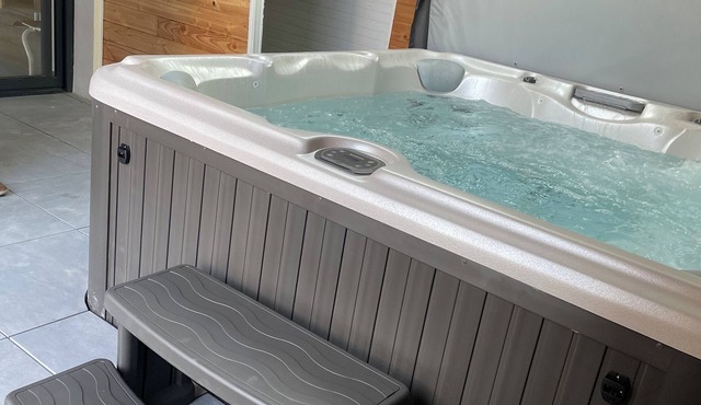 Large charming gîte with jacuzzi