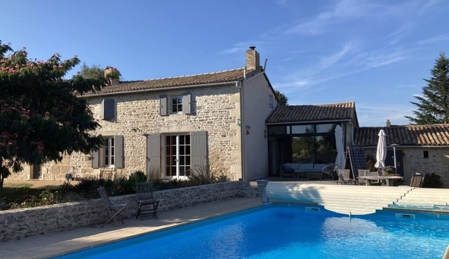 large charming house & garden, secured pool, 5 bedrooms, Niort countryside (79)